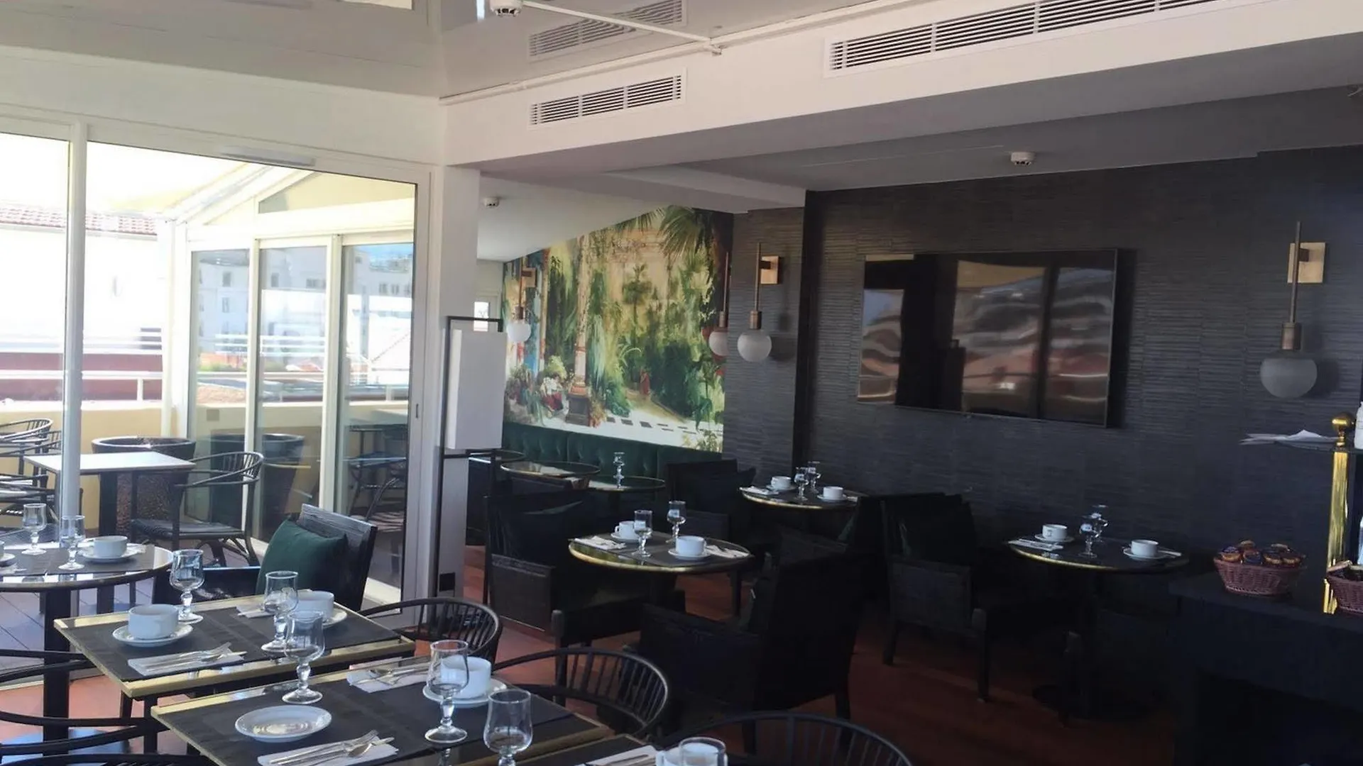 Hotel Cannes Centre Univers 4*,